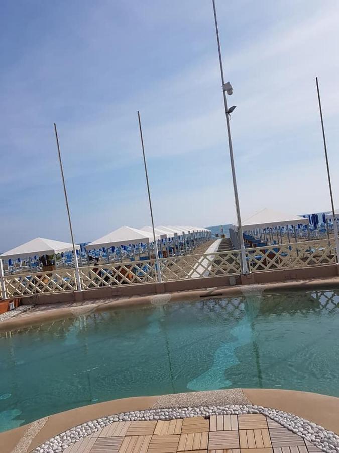 Brezza Marina Panzió Marina di Carrara Kültér fotó